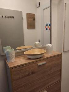 een badkamer met een wastafel en een spiegel bij Entre mer et golf in Moliets-et-Maa