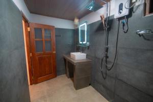 努沃勒埃利耶Top View Cottage的浴室配有淋浴、洗手池和马桶 更多16张照片