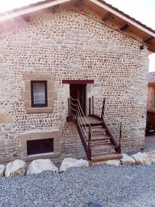 un edificio de piedra con una escalera en su lateral en La Canopée, 