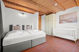 a bedroom with a large bed in a room at Ferien-Domizil Bodensee - 11 Personen Ferienwohnung in Oberteuringen