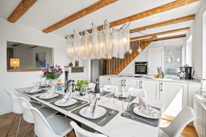 a dining room with a long table and chairs at Ferien-Domizil Bodensee - 11 Personen Ferienwohnung in Oberteuringen