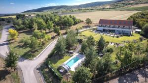 una vista aérea de una casa grande con piscina en Hotel Kőporos Hercegkút, en Hercegkút