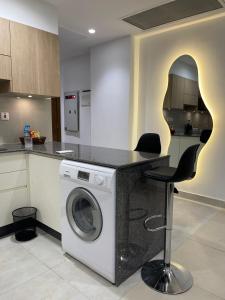 Η κουζίνα ή μικρή κουζίνα στο Penta Square DHA Sapphire Studio Apartment +17 φωτογραφίες