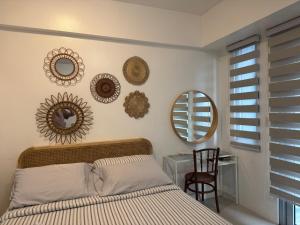 um quarto com uma cama e espelhos na parede em Telly's Studio Across NAIA3 em Manilla mais 13 fotografias