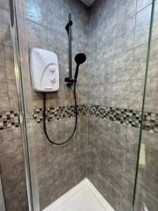 曼彻斯特City Stay Manchester Apartment 1, centrally located near Northern Quarter的浴室里有淋浴喷头的淋浴