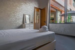 マラケシュにあるVilla Traverta-marrakech luxe et sérénité, 5 suites, 3 salons européens & 1 salon beldi, cuisine américaine équipée, piscine au sel chauffée, hammam traditionnel & services personnalisésのタオルが敷かれたベッドのある寝室 +28枚の写真
