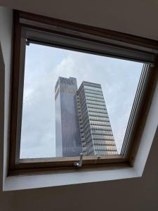 曼彻斯特City Stay Manchester Apartment 1, centrally located near Northern Quarter的透过窗户可欣赏到高楼的景色