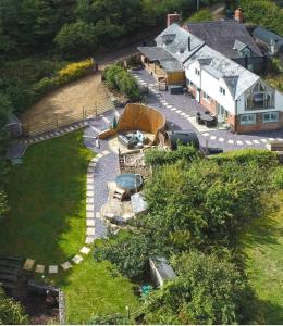 una vista aerea su un cortile con una casa di The lodge spa with sauna hot tub outdoor kitchen with firepit area a Shrewsbury