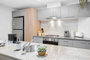 una cocina con fregadero y encimera en Modern 2BR in Brisbane CBD Free Parking and Pool, en Brisbane