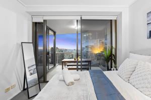 Un dormitorio con una cama y vistas a una ciudad. en Modern 2BR in Brisbane CBD Free Parking and Pool, en Brisbane 22 fotos más