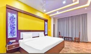 Una cama o camas en una habitación de Hotel Panther Iscon Road Patrakar Colony