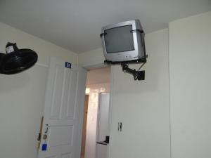 a tv hanging on a wall in a room at Hospedagem Municipal in Rio de Janeiro