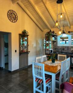 Kuchyň nebo kuchyňský kout v ubytování Cabañas Exclusivas en el Corazón de Bariloche