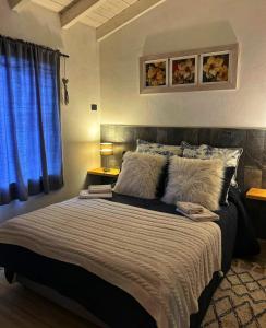 Postel nebo postele na pokoji v ubytování Cabañas Exclusivas en el Corazón de Bariloche + 26 fotografií