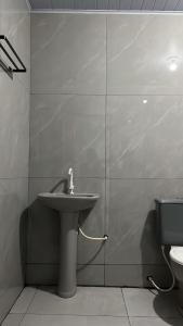 a bathroom with a sink and a toilet at Casa na nova maraba in Marabá