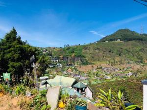 努沃勒埃利耶Top View Cottage的享有小镇的山丘美景