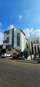 un edificio con un coche aparcado delante en Loft Craiova Apartament, en Craiova