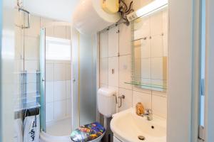 Un baño con ducha, inodoro y lavabo. en Smiljin Dvor, en Nečujam 48 fotos más