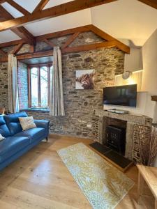 TV a/nebo společenská místnost v ubytování Rose Cottage, Tregolls Farm