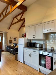 Kuchyň nebo kuchyňský kout v ubytování Rose Cottage, Tregolls Farm