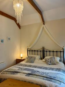 Postel nebo postele na pokoji v ubytování Rose Cottage, Tregolls Farm