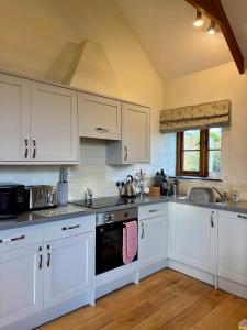 Kuchyň nebo kuchyňský kout v ubytování Rose Cottage, Tregolls Farm + 14 fotografií