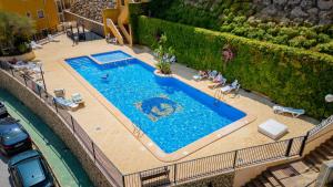 eine Draufsicht auf einen Swimmingpool in einem Resort in der Unterkunft Le Solarium Campoamor in Orihuela
