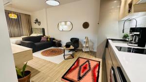 Η κουζίνα ή μικρή κουζίνα στο UN approved Cosy home with pool