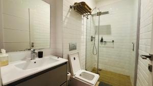 Ένα μπάνιο στο UN approved Cosy home with pool
