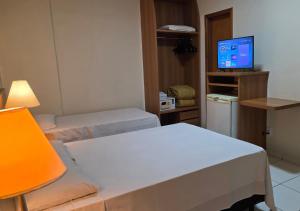 TV a/nebo společenská místnost v ubytování Golden Dolphin Grand Hotel - Suite frente Piscinas