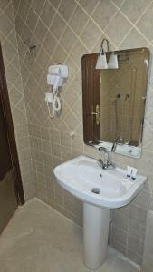 a bathroom with a sink and a mirror at ابهى لمار للشقق الفندقيه 2 in Riyadh +14 photos