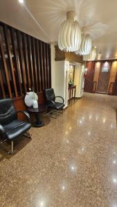 a lobby with chairs and a table and a chandelier at ابهى لمار للشقق الفندقيه 2 in Riyadh