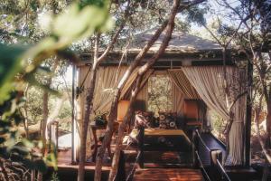 MabulaにあるThakadu Bush Lodgeの森の木の家の寝室