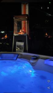 Un primer plano de una piscina azul frente a una estufa. en Elaia Rest House Retreat in nature, en Fréngaina 74 fotos más
