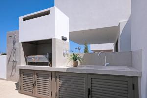 プロタラスにあるPrincess Anne Luxury Villa - Large Poolの白いキッチン(シンク、カウンター付)