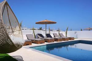 プロタラスにあるPrincess Anne Luxury Villa - Large Poolのラウンジチェアとパラソル付きのスイミングプールを併設しています。 +19枚の写真