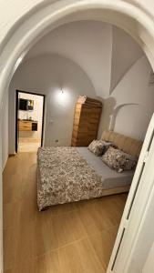 una camera con letto ad arco di Hammamet Pool House a Hammamet