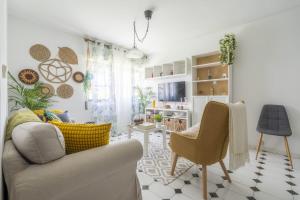 ein Wohnzimmer mit Sofa und Sessel in der Unterkunft Bedroom Tranquility in Mealhada