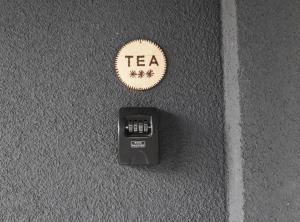 a button on a wall with a tea sign at Apartmani Tea i Toni in Gradište