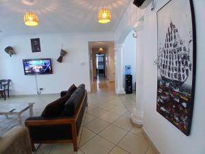 Un televizor și/sau centru de divertisment la Ary Homestay Nyali- A Walk to Nyali Beach