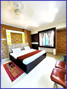 a bedroom with a large bed and a couch at HOTEL SAI & SAND PIPER Near Jagannath Temple - Restaurant and Parking Facilities - Fully Air Conditioning Hotel - A Top Rated Hotel in Gaya