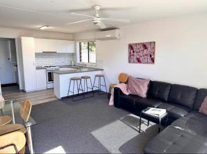 a living room with a couch and a kitchen at Sunny Shackell - Echuca Moama Holiday Accommodation in Echuca