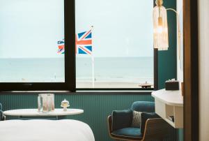 ein Zimmer mit Bett und Meerblick in der Unterkunft Hotel Atlantic in Wimereux