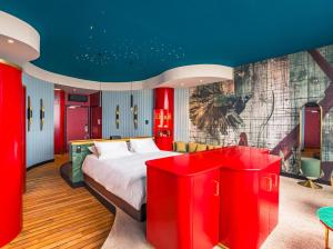 ein Schlafzimmer mit einem großen Bett und roten Wänden in der Unterkunft Hotel Atlantic in Wimereux