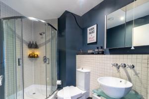 Koupelna v ubytování Your perfect getaway + 15 fotografií