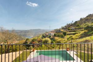 Nespecifikovaný výhled na hory nebo výhled na hory při pohledu z prázdninového domu