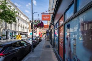 a city street with cars parked on the street at easyHotel Paddington in London +42 photos