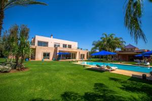 a house with a large yard with a swimming pool at Palais pyar in Najem