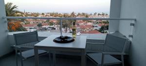 a table and chairs on a balcony with a view at Playa del ingles Tamaran apartamento 509 in Maspalomas