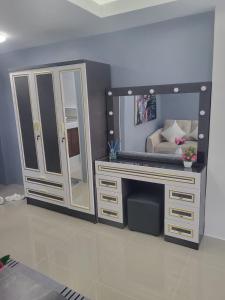 a room with a mirror and a dressing table at Nirun Condo Pattaya in Ban Nong Chaeng +7 photos